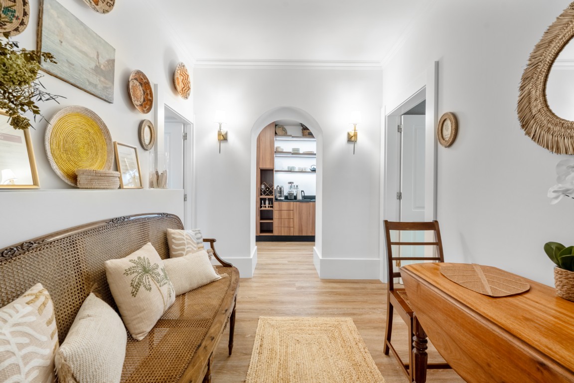 Sala de entrada com banco de verga e parede de decoração