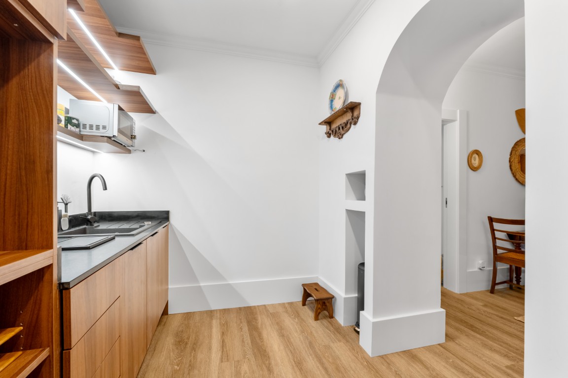 Quarto Bamboo, entrada com espelho de madeira