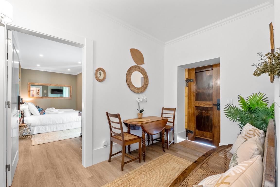 Quarto Coral, cabeceira e candeeiros dourados