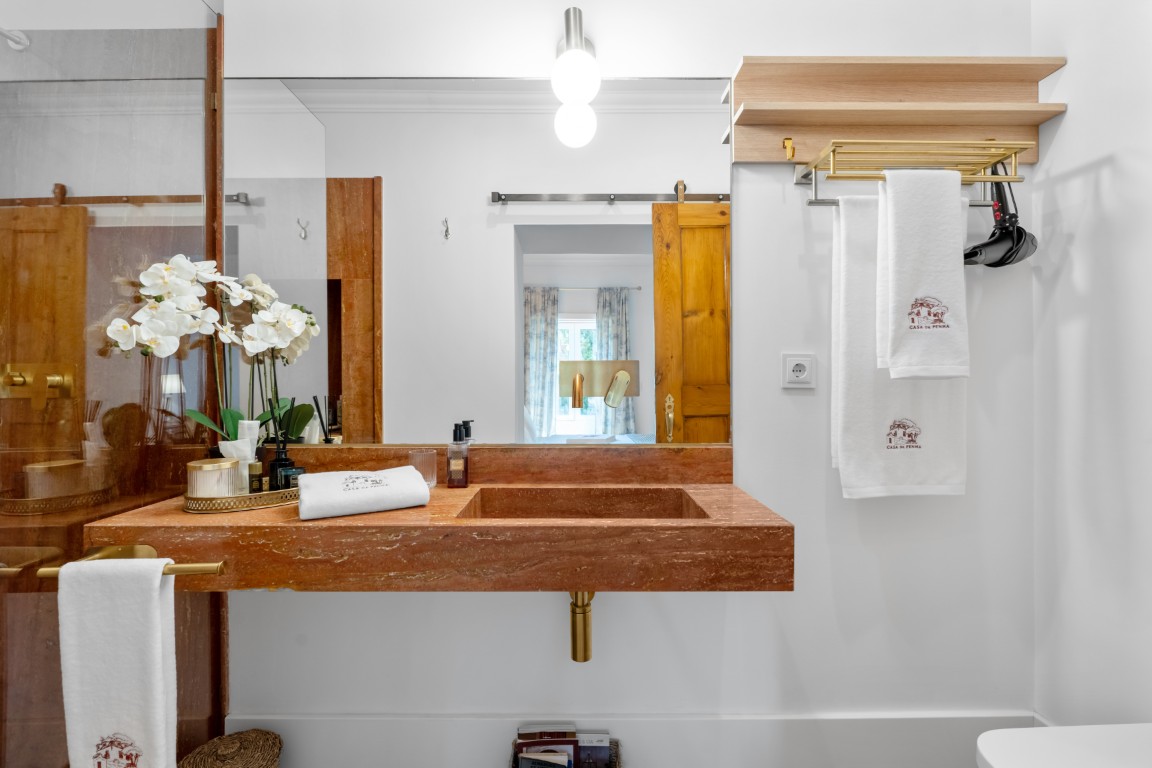 Quarto Coral, nicho com livros