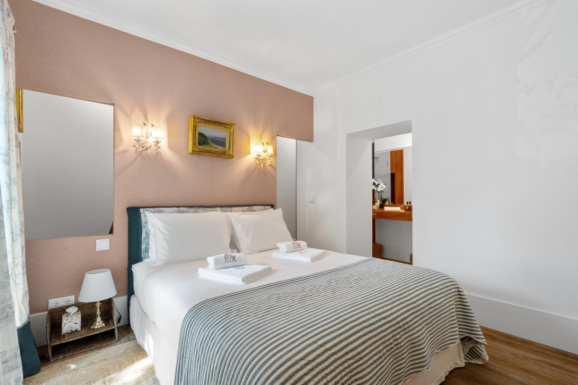 Quarto Coral, cama de casal e espelho